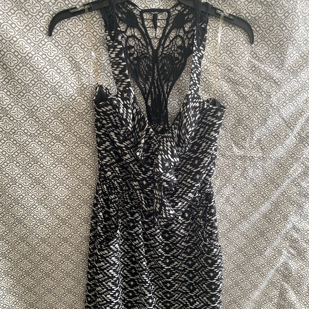 Black and white kohl’s sundress with pockets
